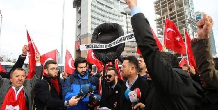 Şehit aileleri CHP'ye siyah çelenk bıraktı