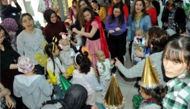 Lösemili çocuklardan horonlu yılbaşı kutlaması