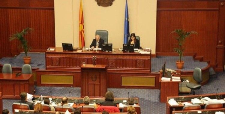Makedonya'da Arnavutça'nın resmi dil olması meclisten geçti