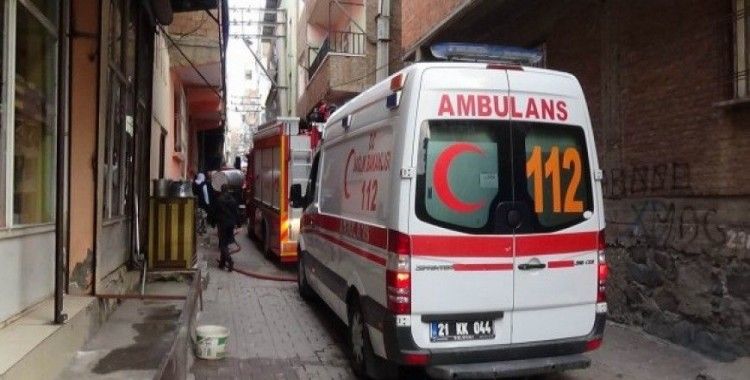 Diyarbakır'da korkutan yangın, 6 kişi dumandan etkilendi