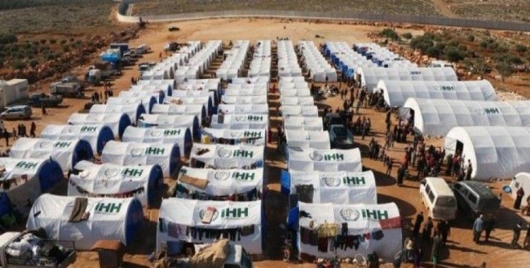 Hama'dan göç eden 200 aile İdlib kırsalına kurulan çadır kampına yerleştirildi