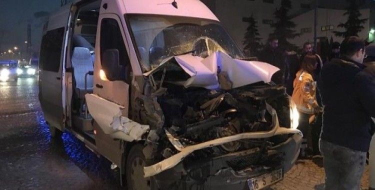 Bursa'da işçi servisi park halindeki kamyona çarptı, 12 yaralı