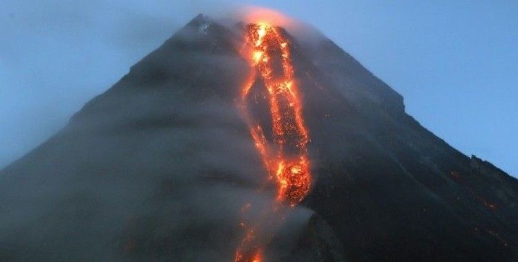 Mayon Yanardağı lav püskürtmeye devam ediyor