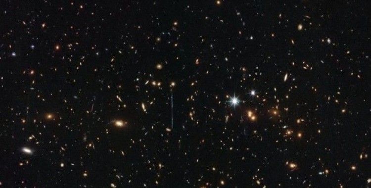Hubble 3 katrilyon Güneş kütlesinde galaksi kümesini görüntüledi