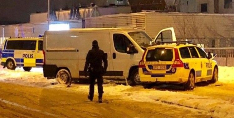 İsveç’te kaçan minibüs polis aracına çarptı