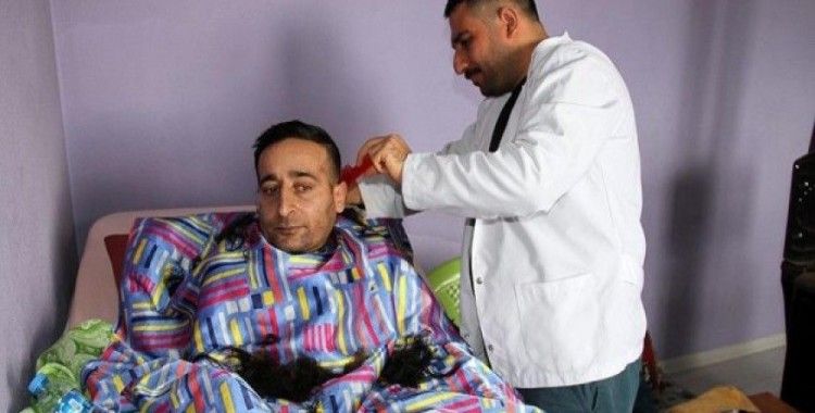 Köy köy gezip engelli ve yatalak hastaları tıraş ediyor