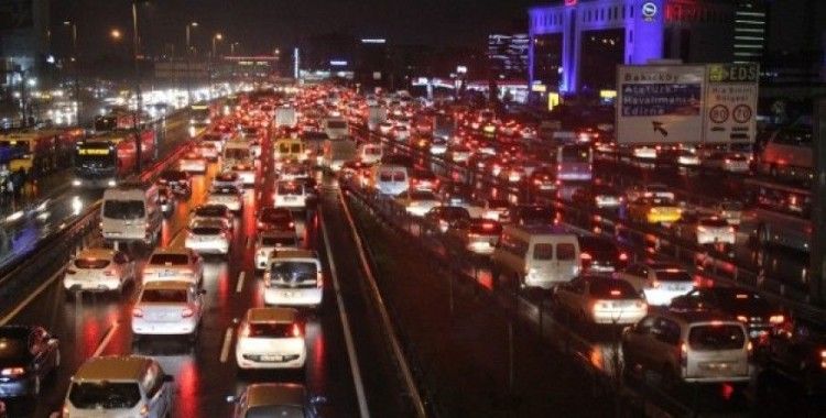 İstanbul’da trafiğe yağmur engeli
