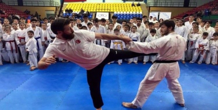 Dünya Şampiyonu Erkan tecrübelerini karatecilere aktardı 