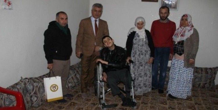 Cizre Belediyesinden engelli gence tekerlekli sandalye desteği 