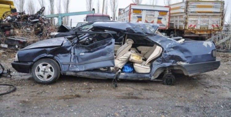 Konya'da kamyon ile otomobil çarpıştı, 1 ölü