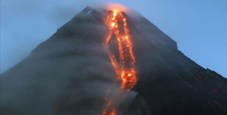 Mayon yine lav püskürdü, 26 bin köylü tahliye edildi 