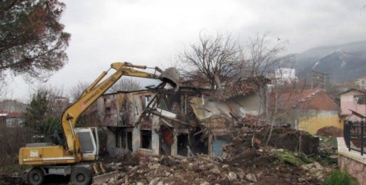 Madde bağımlılarının mesken tuttuğu binalar yıkıldı 