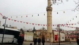 Bombalanan camide ezan susmadı
