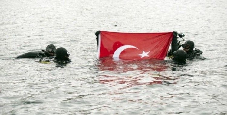 Suyun 20 metre altında Türk bayrağı açtılar 