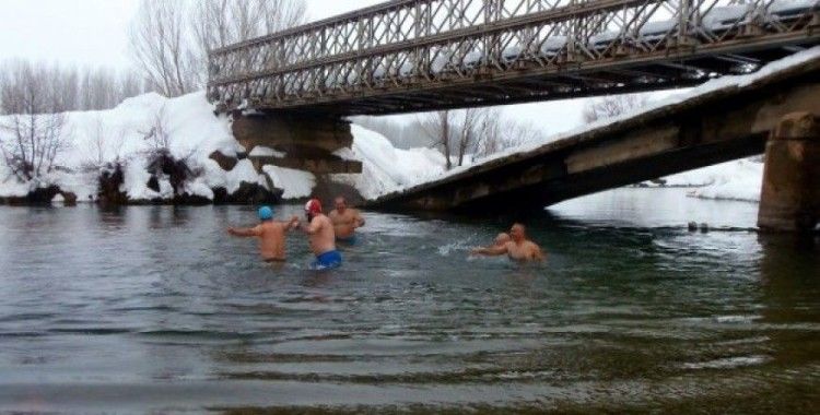 Kar altında Munzur'da yüzdüler 