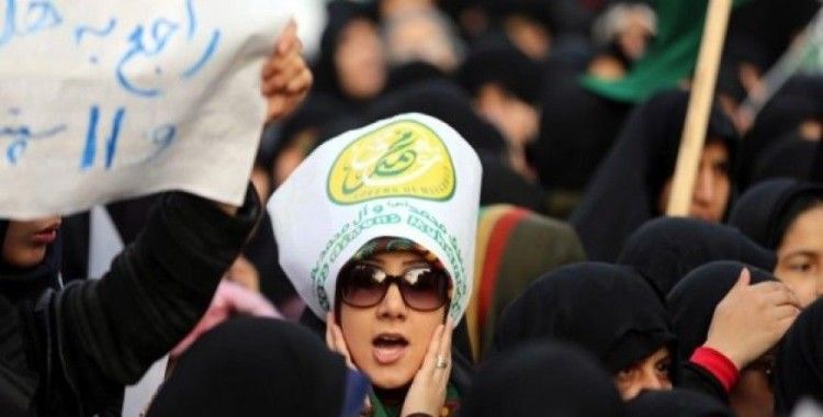 İran'da başörtüsü zorunluluğu protesto edildi