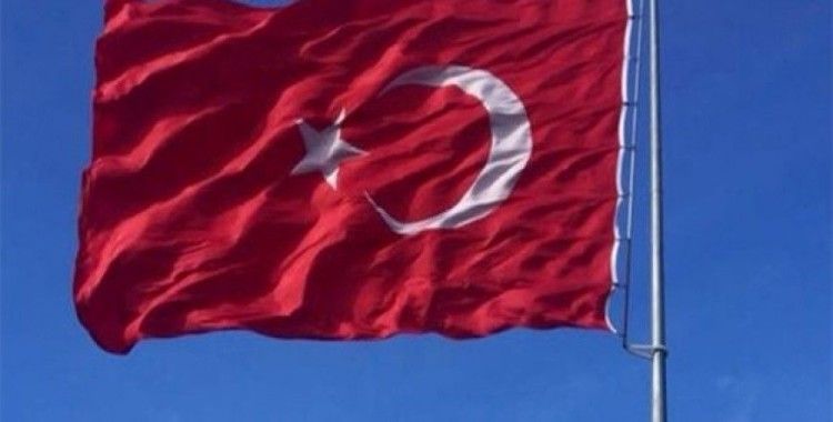 Türk bayrağına çirkin saldırı 