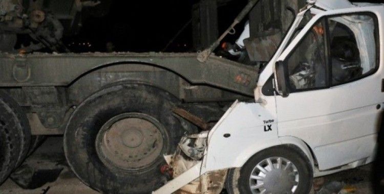 Park halindeki askeri tıra minibüs çarptı: 4 ölü