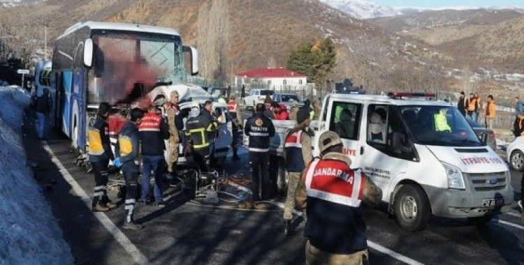 Yolcu otobüsü hafif ticari araçla çarpıştı, 4 ölü, 7 yaralı