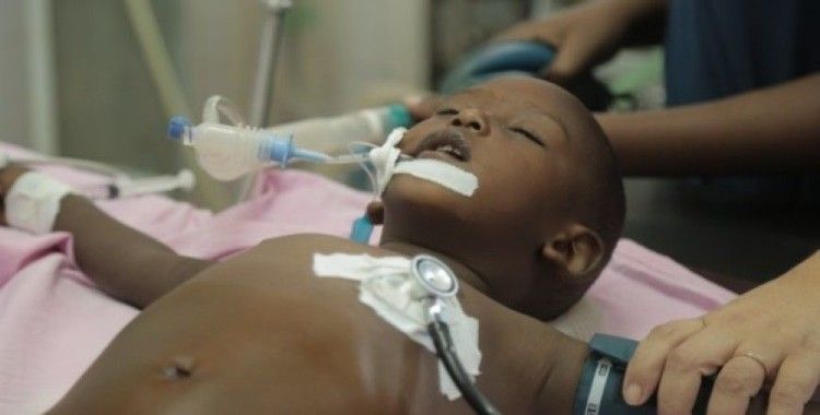 Etiyopyalı küçük çocuk, Türk doktorların dikkatiyle hayata tutundu