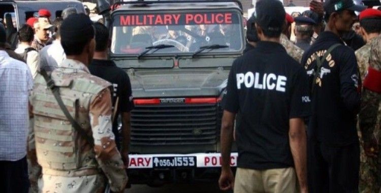 Pakistan'da silahlı saldırı; 4 polis öldü