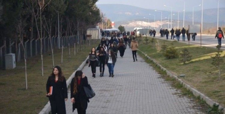 Öğrenciler protesto için 5 kilometre yürüyor
