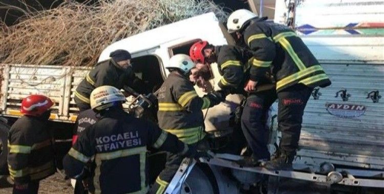 Kocaeli'de kamyon tıra arkadan çarptı: 1 yaralı