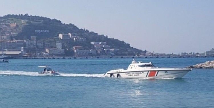 Kuşadası Körfezi'nde arızalanan teknedeki 3 kişi kurtarıldı