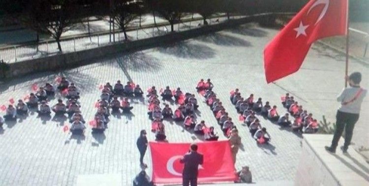 Öğrenciler okul bahçesinde 'Afrin' yazıp Türk bayrağı açtı