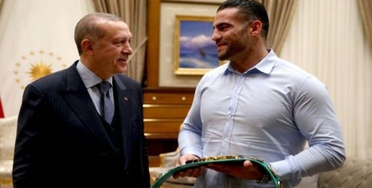 Cumhurbaşkanı Erdoğan Suriyeli şampiyon boksörü kabul etti