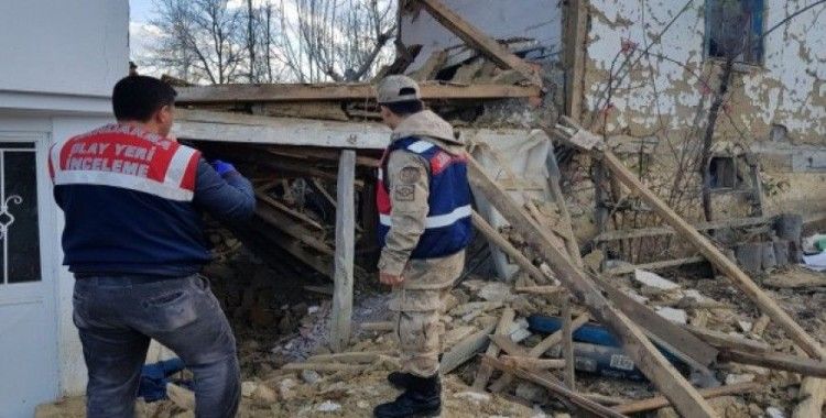 Tokat'ta kullanılmayan iki katlı ahşap ev çöktü