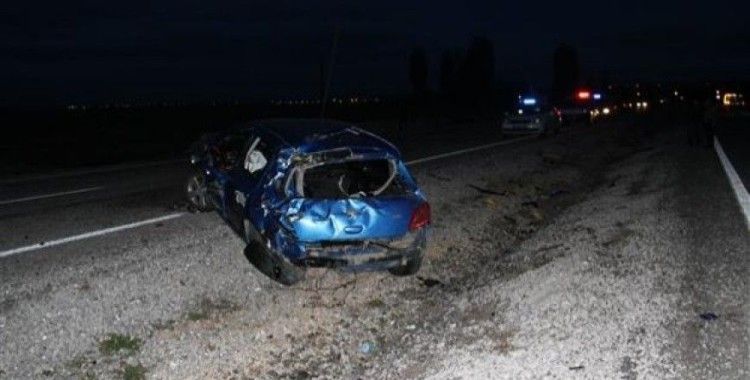 Konya'da otomobil elektrik direğine çarptı; 3 yaralı
