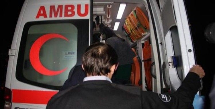 ​Beyoğlu'nda ticari taksi takla attı; 1'i kadın 2 yaralı
