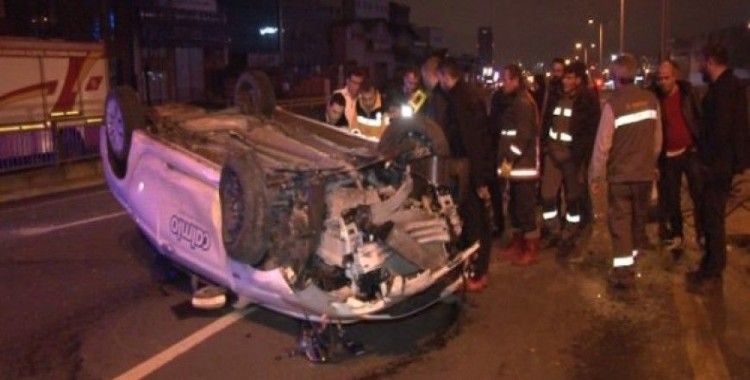 Başkent'te otomobil refüje çarpıp takla attı, 3 yaralı