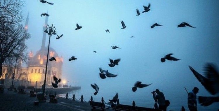 İstanbul'da dün başlayan yoğun sis, bugün de etkisini sürdürüyor.