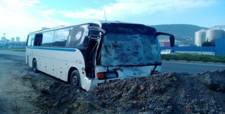 İzmir'de servis otobüsleri çarpıştı, 10 yaralı