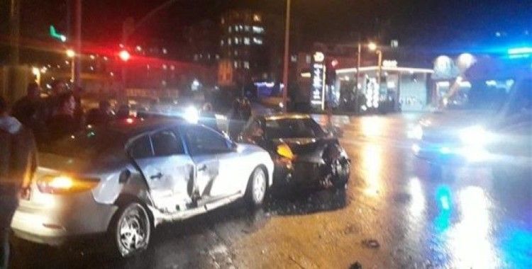 ​Kocaeli'de 2 otomobil çarpıştı; 1'i çocuk 6 yaralı