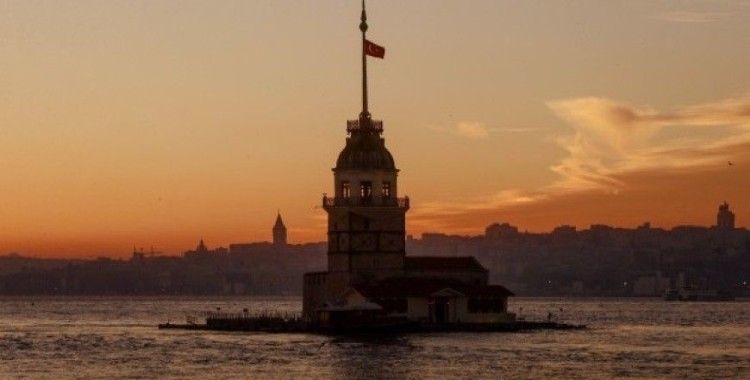 İstanbul'da gün batımı kartpostallık görüntüler oluşturdu