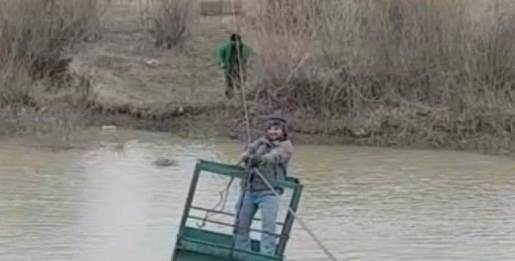 Aras Nehri'ni ilkel teleferikle geçiyorlar