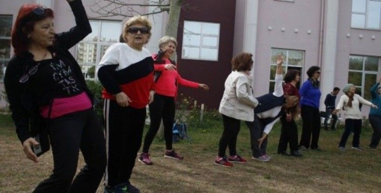 Yaşlı öğrenciler, sağlıklı yaşlanma için yürüdü