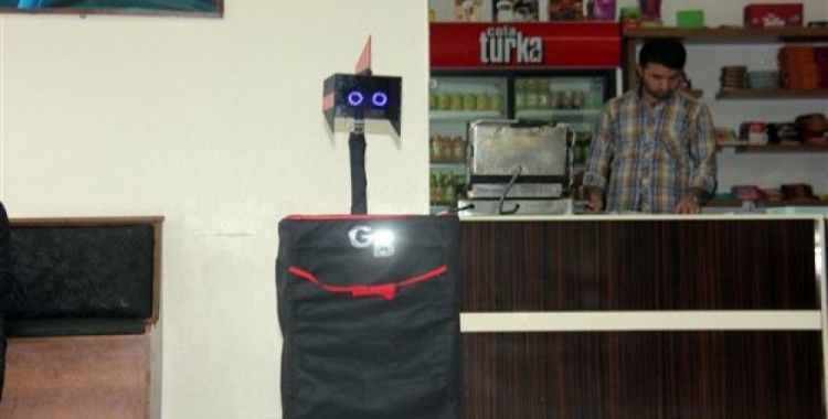 Liselilerden öğrenen 'Garson robot'