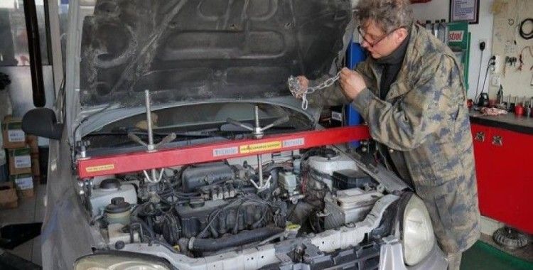 Savaş uçaklarından sonra otomobil tamir ediyor