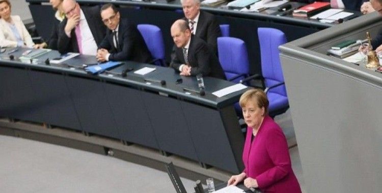 Merkel hükümet programını okudu