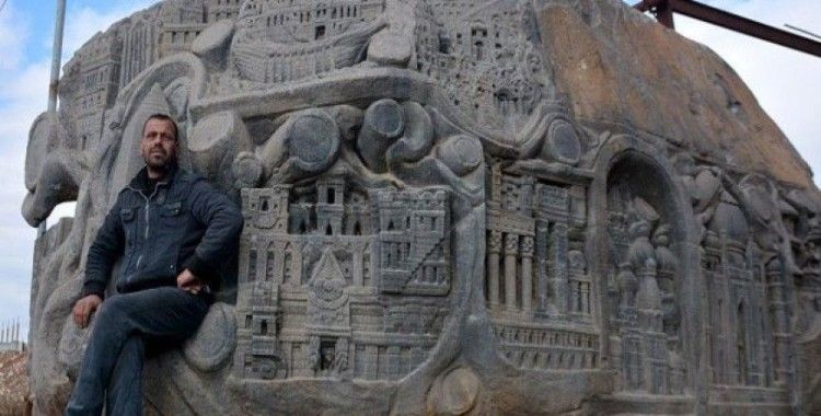 Suriyeli heykeltıraş barış mesajını 117 tonluk kayaya işledi
