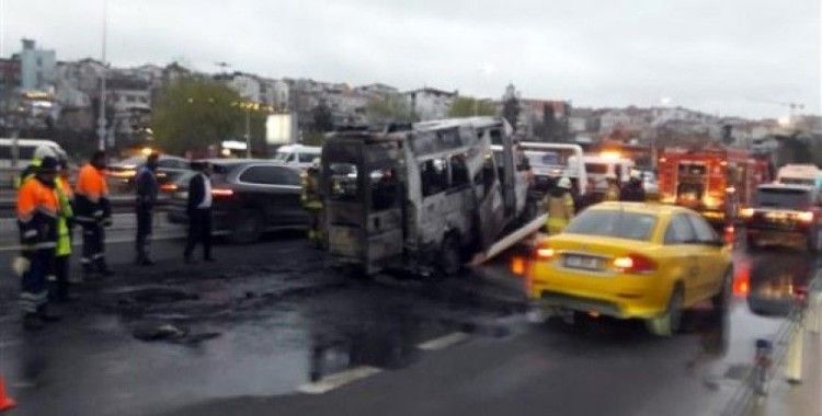 İstanbul'da sahil yolunda servis minibüsü alev alev yandı