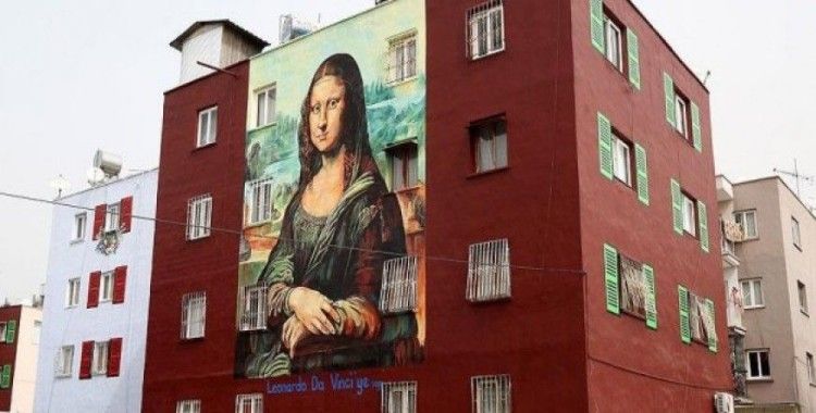 Da Vinci'nin Mona Lisa'sı bina duvarında