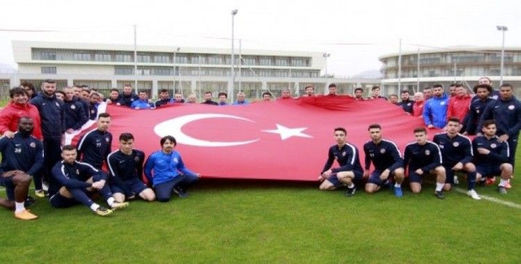 Antalyaspor'dan şehitlere bayraklı saygı