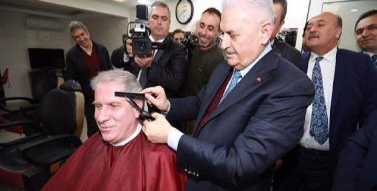 ​Başbakan Yıldırım berberde bir vatandaşı tıraş etti