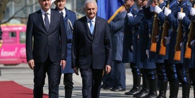 Başbakan Yıldırım, Saraybosna'da resmi törenle karşılandı