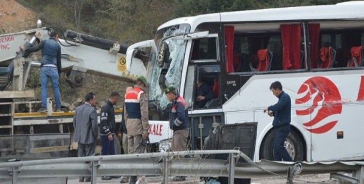 Afyonkarahisar'da yolcu otobüsü devrildi, 1 ölü, 20 yaralı